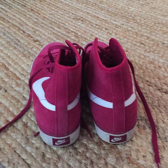 Size 9.5 pink nike high tops - Picture 3 of 3